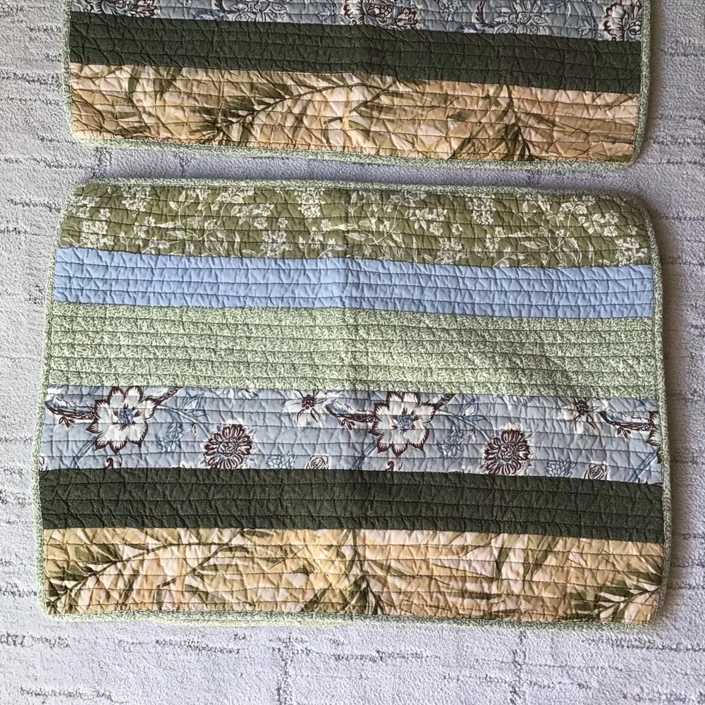 New set of Queen Quilt and two standard pillow shams cases